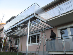 Stahlbalkon der zwischen zwei bestehenden Betonbalkonen integriert wurde