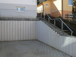 verzinktes Geländer mit Handlauf am Treppenabgang