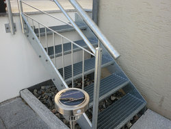 verzinkte Treppe mit Gitterroststufen