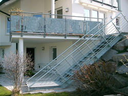 verzinkte Treppe von der Terrasse in den Garten