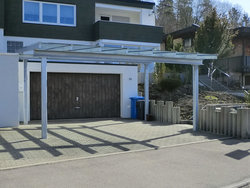 freistehender Carport mit Glaseindeckung