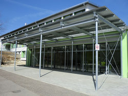 freistehender Carport (Eingangsüberdachung) mit Wellblecheindeckung